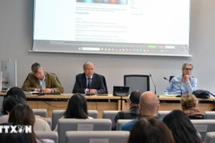 L'ambassadeur du Vietnam en France, Dinh Toàn Thang (au centre) lors de l'événement. Photo : VNA
