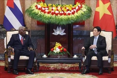 Esteban Lazo Hernandez, président de l’Assemblée nationale de Cuba (à gauche) et le président vietnamien Luong Cuong. Photo : VNA