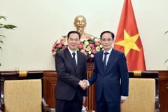 Le ministre vietnamien des Affaires étrangères, Lê Hoài Trung (à droite) reçot le ministre lao de l'Éducation et des Sports, Thongsalith Mangnomek. Photo : VNA