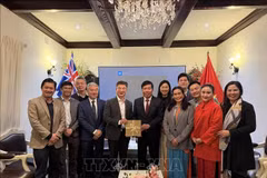 Le vice-ministre des Affaires étrangères Nguyen Manh Cuong (5e, à gauche) avec l'équipe du projet VietNEST et quelques représentants de la communauté vietnamienne de la ville de Sydney. Photo : VNA