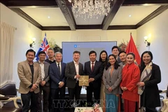 Le vice-ministre des Affaires étrangères Nguyen Manh Cuong (5e, à gauche) avec l'équipe du projet VietNEST et quelques représentants de la communauté vietnamienne de la ville de Sydney. Photo : VNA