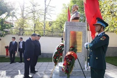 Le secrétaire général Tô Lâm rend hommage au Président Hô Chi Minh devant son buste dans l'enceinte de l'ambassade. Photo : VNA