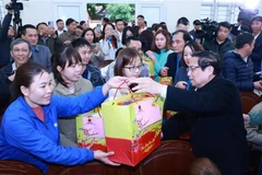 Le Premier ministre Pham Minh Chinh offre des cadeaux aux ouvriers au district de Ngoc Lac, dans la province de Thanh Hoa. Photo: VNA