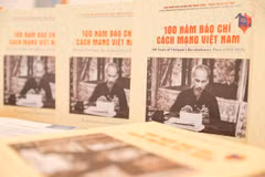 Couverture du livre photo «Les 100 ans de la presse révolutionnaire vietnamienne (1925-2025)». Photo : VNA 