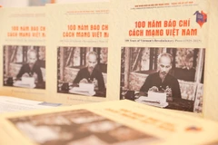 Couverture du livre photo «Les 100 ans de la presse révolutionnaire vietnamienne (1925-2025)». Photo : VNA 