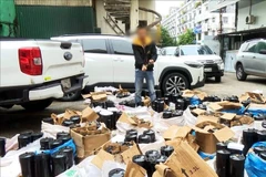 Un suspect arrêté et les preuves saisies par la police provinciale de Quang Ninh. Photo: VNA