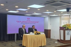 Pham Dut Diem (à droite), directeur du Département des affaires étrangères de Ho Chi Minh-Ville, et Ono Masuo, consul général du Japon à Ho Chi Minh-Ville, lors d'une conférence de presse. Photo : https://tcdulichtphcm.vn/