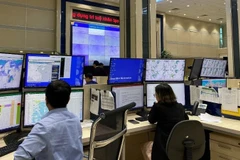 Les prévisionnistes analysent les données du système Smartmet pour diffuser des bulletins de prévision et des alertes précoces en cas de catastrophes naturelles au Centre national de prévision hydrométéorologique. Photo : nhandan.vn 