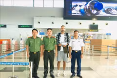 Des agents du Département de gestion de l’immigration, en coordination avec le commandement de la Région 4 de la Garde côtière, ont accompagné Oleksandr Kyselytsia dans les formalités de sortie du territoire à l’aéroport de Phu Quôc. Photo: VNA