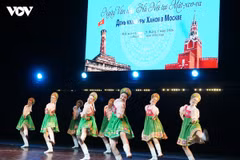 Performance de Kalinka lors du programme artistique « Hanoi - Les sons de mille ans ». Photo : VOV