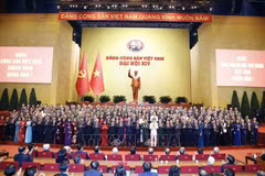 Le 14e Comité central du Parti communiste vietnamien est présenté au Congrès. Photo : VNA
