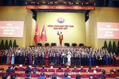 Le 14e Comité central du Parti communiste vietnamien est présenté au Congrès. Photo : VNA