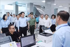Le président Luong Cuong inspecte le Centre de services d'administration publique à un niveau, relevant du Comité populaire provincial. Photo : VNA