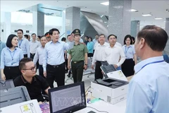 Le président Luong Cuong inspecte le Centre de services d'administration publique à un niveau, relevant du Comité populaire provincial. Photo : VNA
