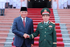 Le ministre vietnamien de la Défense Phan Van Giang (à droite) et son homologue indonésien Sjafrie Sjamsoeddin. Photo : VNA