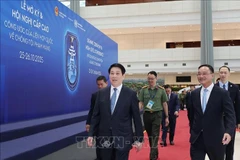 Le président Luong Cuong inspecte les préparatifs et les répétitions de la cérémonie de signature de la Convention des Nations Unies contre la cybercriminalité (Convention de Hanoï) au Centre national des congrès (My Dinh, Hanoï). Photo : VNA