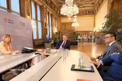 L’ambassadeur du Vietnam en Autriche, Vu Le Thai Hoang, rencontre le maire de Vienne, Michael Ludwig. Photo : VNA