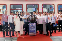Cérémonie pour annoncer la reconnaissance de la gare de Hai Phong comme destination touristique et inaugurer un train haut de gamme baptisé Hoa Phuong Do. Photo: VNA