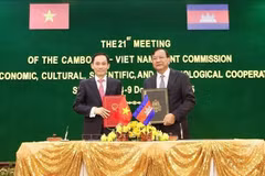 Le ministre des Affaires étrangères du Vietnam, Le Hoai Trung (à gauche), et le vice-Premier ministre et ministre des Affaires étrangères et de la Coopération internationale du Cambodge, Prak Sokhonn, signent le procès-verbal de la réunion, Photo : VNA