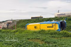 un grave accident s'est produit à 00h20, le 17 juillet 2026, au point kilométrique Km197+900 de l'autoroute Phap Van – Cau Gie – Cao Bo – Mai Son – Nationale 45 – Nghi Son, dans la commune de Chuong Duong. Un autocar immatriculé 20C-117.22 s'est renversé, provoquant la mort de quatre personnes et faisant de nombreux blessés. Photo : VNA