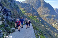 Des touristes étrangers explorent Tuyen Quang. Photo : VNA