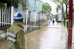 En raison des fortes pluies qui se sont abattues dans la nuit du 2 au 3 novembre 2025, de nombreux quartiers de la ville de Da Nang ont été fortement inondés, provoquant d'importants embouteillages et rendant les déplacements difficiles. Photo : VNA
