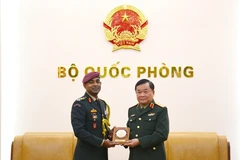 Le général de corps d’armée Hoàng Xuân Chiên, vice-ministre vietnamien de la Défense (droite) et le colonel S. Muthukrishnan, attaché de défense indien au Vietnam Photo : qdnd.vn