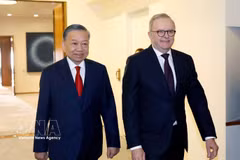 Le secrétaire général du Parti communiste du Vietnam et président de la République, To Lam (à gauche) et le Premier ministre australien Anthony Albanese. Photo: VNA