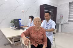Mme Nguyen Thi Minh The est examinée par le personnel médical du Centre de soins de jour pour personnes âgées. Photo : Vietnam+