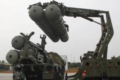  Les Forces de missiles sol-air bénéficient d’un soutien important du Parti et de l’État pour accéder directement à la modernité, avec notamment l’intégration du système antimissile S-300, prêt à défendre fermement l’espace aérien et la souveraineté maritime du pays. Photo : VNA 