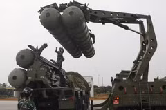  Les Forces de missiles sol-air bénéficient d’un soutien important du Parti et de l’État pour accéder directement à la modernité, avec notamment l’intégration du système antimissile S-300, prêt à défendre fermement l’espace aérien et la souveraineté maritime du pays. Photo : VNA 