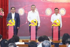 Le secrétaire général du Parti, To Lam (au milieu), le Premier ministre Pham Minh Chinh (à gauche) et le permanent du Secrétariat, Tran Cam Tu (à droite), activent trois plateformes numériques. Photo : VNA
