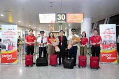 Un dirigeant de Vietjet accueille le vol inaugural Hanoï – Chengdu aux côtés de l'équipage et des passagers à l'aéroport international de Noi Bai. (Photo : Vietjet)