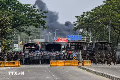 La police birmane enforce la sécurité dans l'arrondissement de Hlaingthaya, à Yangon. Photo: AFP/VNA