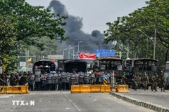 La police birmane enforce la sécurité dans l'arrondissement de Hlaingthaya, à Yangon. Photo: AFP/VNA