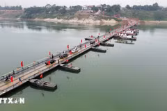 La circulation des personnes et des véhicules sur le ponton de la rivière Lo s'est déroulée normalement le matin du 16 février. (Photo : VNA)