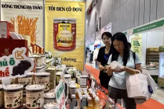 Des produits de la compagnie KochiGold présentés au Salon international de l’alimentation de Hong Kong. Photo : VNA