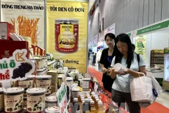 Des produits de la compagnie KochiGold présentés au Salon international de l’alimentation de Hong Kong. Photo : VNA
