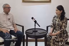 Beni Sukadis, coordinateur principal de l'Institut indonésien d'études stratégiques et de défense (LESPERSSI) lors d'une interview accordée à la correspondante de la VNA en Indonésie. Photo : VNA