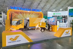 La Poste du Vietnam présente ses services postaux modernes à la Foire d’Automne 2025. Photo : nhandan.vn