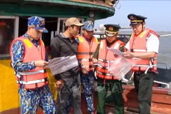 Les gardes-frontières de la province de Ninh Binh ont collaboré avec le Département des pêches et le Département de l'agriculture et du développement rural pour diffuser des informations sur la pêche illicite, non déclarée et non réglementée (INN) auprès des pêcheurs de la zone côtière frontalière. Photo : VNA