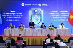 Lors de la conférence de presse internationale afin de présenter les résultats de la cérémonie d’ouverture à la signature de la Convention des Nations Unies contre la cybercriminalité, dite Convention de Hanoï. Photo : VNA
