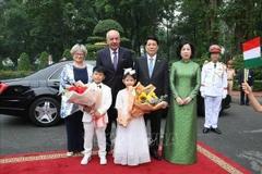 Le président hongrois Sulyok Tamas et son épouse, avec le président Luong Cuong et son épouse avec des enfants de Hanoï. Photo : VNA