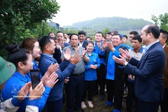 Le Premier ministre Pham Minh Chinh visite un modèle de culture de macadamia au village de Huoi Tao B, commune de Pu Nhi.Photo : VNA