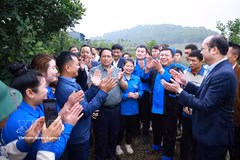 Le Premier ministre Pham Minh Chinh visite un modèle de culture de macadamia au village de Huoi Tao B, commune de Pu Nhi.Photo : VNA
