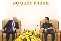 Le général d'armée Phan Van Giang (à droite), membre du Bureau politique, vice-Premier ministre et ministre de la Défense, a reçu dans l'après-midi du 19 mai, à Hanoï, Gordan Grlić Radman, ministre des Affaires étrangères et européennes de la République de Croatie. Photo : VGP