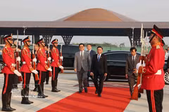 Tran Cam Tu, permanent du Secrétariat du Comité central, quitte l'aéroport Techno, concluant avec succès sa visite officielle au Royaume du Cambodge. Photo: VNA