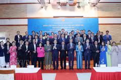 Lors de la rencontre avec des représentants de la communauté vietnamienne au Cambodge. Photo: VNA