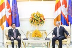 Tran Cam Tu, membre du Bureau politique et permanent du Secrétariat du Parti communiste du Vietnam (gauche) et le Premier ministre cambodgien Hun Manet. Photo: VNA