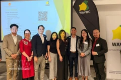 La consule générale Nguyen Thanh Ha (deuxième à droite) avec des représentants d'entreprises participant au forum. Photo : VNA.